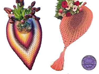 Zwei gehäkelte dreieckige Tischdeckchen mit Farbverlauf; links violett-gelb unter einer Glasvase mit Tulpen, rechts rosa-orange mit Quaste unter einem Blumenstrauß