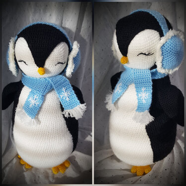 Gehäkelter Pinguin in Schwarz-Weiß mit hellblauen Ohrenschützern und Schal mit Schneeflockenmuster, aus zwei Perspektiven.