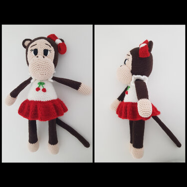 Zwei Ansichten eines gehäkelten Amigurumi-Affen in weißem Oberteil mit Kirschen, rotem Rüschenrock und roter Schleife