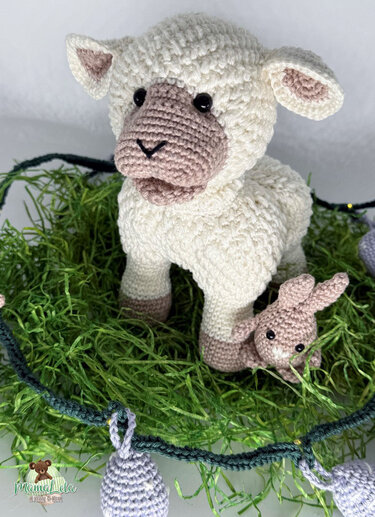 Osterlamm mit Ostergirlande - Häkelanleitung