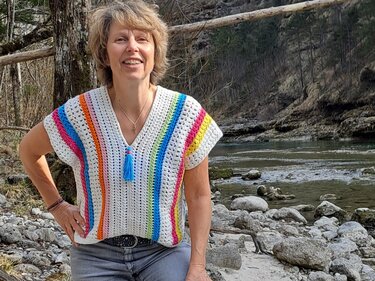 Anleitung für ein gehäkeltes Sommershirt mit bunten Akzenten - Bild 2
