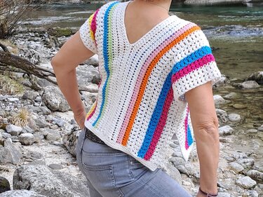 Anleitung für ein gehäkeltes Sommershirt mit bunten Akzenten - Häkeln