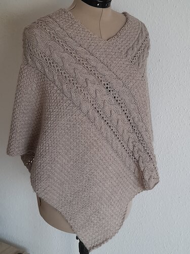Taupefarbener gestrickter Poncho mit diagonalem Zopfmuster auf Schneiderpuppe