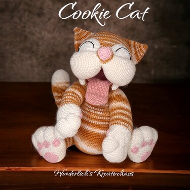 gestreifte gehäkelte Amigurumi-Katze mit herausgestreckter Zunge