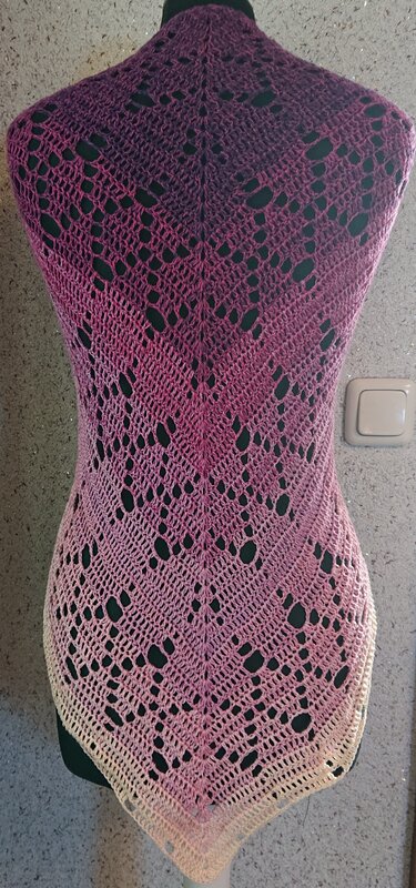 Gehäkeltes Dreieckstuch in Violett‑Rosé‑Farbverlauf mit Ajourmuster auf schwarzer Büste