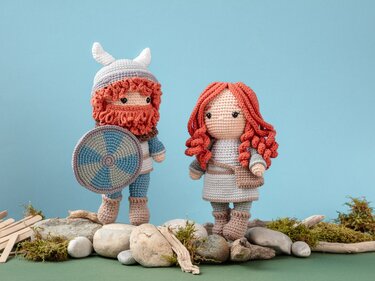Gehäkeltes Amigurumi-Wikingerpaar mit Schild und roten Zöpfen