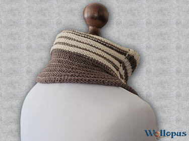 Gestrickter Loopschal in Braun und Beige mit Streifen auf einer Schaufensterpuppe