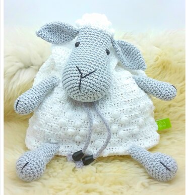 Weißer gehäkelter Schaf-Rucksack mit grauem Kopf und Beinen, Kordelzugverschluss