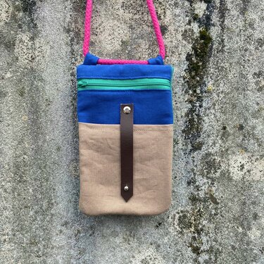 Kleines genähtes Täschchen zweifarbig mit türkisfarbenem Reißverschluss und braunem Riemen