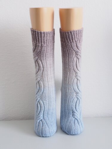 Kaiserwalzer - Socks with cable pattern - Knitting