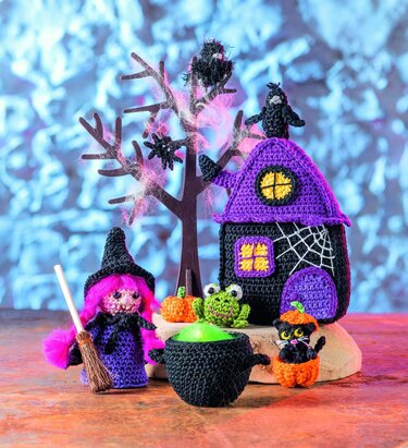 Gehäkelte Halloween-Deko: Hexe, Spukhaus, Baum, Kessel, Frosch, Kürbiskatze