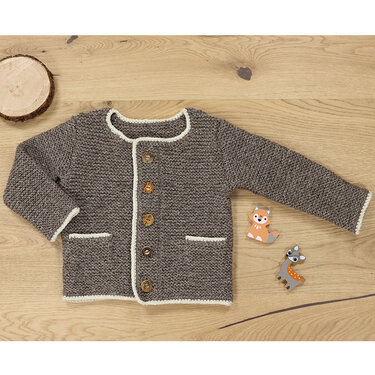Gestrickte graue Kinderjacke mit hellen Rändern und Holzknöpfen auf Holzfläche