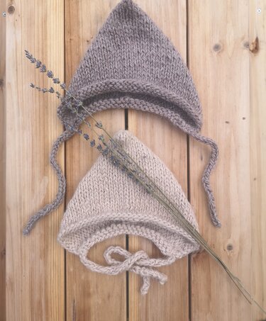 Baby hat knitting pattern / newborn Pixie bonnet / easy preemie hat