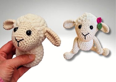 Zwei Ansichten eines gehäkelten Amigurumi-Schafs: links in einer Hand, rechts sitzend mit pinker Blume am Ohr.