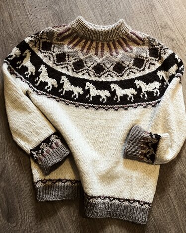 Gestrickter Pullover mit Rundpasse und Pferdebordüre in Creme-, Braun- und Grautönen