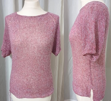Vorder- und Seitenansicht eines rosa melierten, gestrickten Kurzarmshirts auf einer Schneiderpuppe.