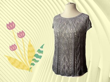 Grau gestricktes Damen-Top mit Ajour- und Zopfmuster auf Schaufensterpuppe