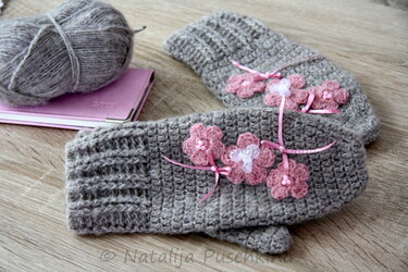 Zauberhafte Häkelanleitung für Handschuhe mit Deko-Blumen