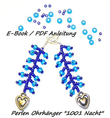 Zwei lange Rocailles-Ohrringe '1001 Nacht' in Blau mit Metall-Herzanhängern, umgeben von verstreuten Perlen und dem Schriftzug 'E-Book / PDF Anleitung' auf weißem Hintergrund.