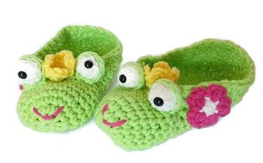 Gehäkelte grüne Frosch-Hausschuhe mit aufgesetzten Augen und bunten Blüten