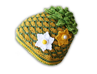 Gehäkelte Mütze im Ananas-Look mit grüner Blätterkrone und zwei Häkelblüten
