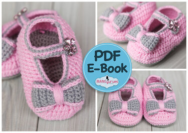 Rosa gehäkelte Baby-Ballerinas mit grauer Schleife, Riemchen mit Zierstein und blauem Kreis mit der Aufschrift 'PDF E-Book'.
