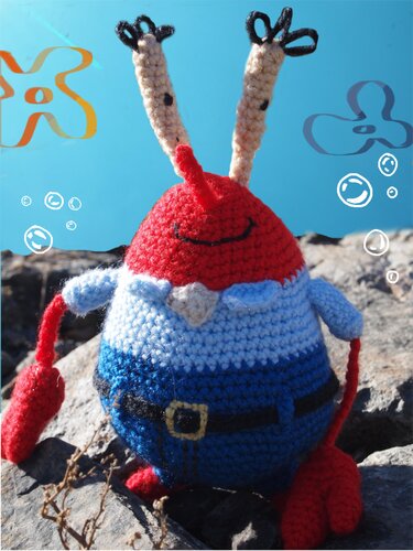 Gehäkelter Amigurumi-Krebs in Rot und Blau mit Gürtel