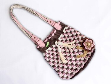 Gehäkelte Umhängetasche rosa braun Karomuster mit Quasten, Blumenapplikation und Eidechsen-Charm