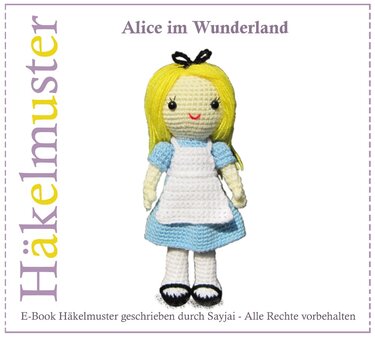 Gehäkelte Amigurumi‑Puppe im Alice‑Stil mit blondem Garnhaar, blauem Kleid und weißer Schürze