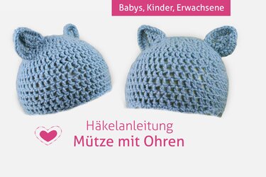 Zwei hellblaue gehäkelte Mützen mit kleinen Ohren auf hellem Hintergrund