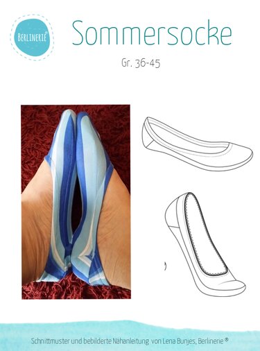 Füße in blau-weiß gestreiften Füßlingen auf rotem Teppich, daneben technische Zeichnungen der Socken