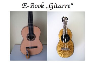 Gehäkelte Amigurumi-Gitarre (gelb/schwarz/grau) neben einer akustischen Gitarre und einer Miniaturgitarre