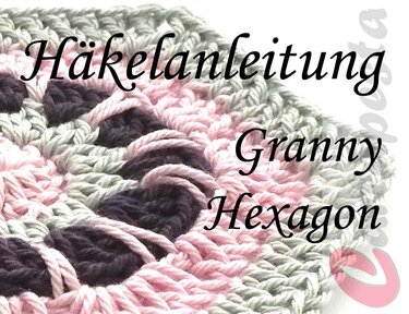 Nahaufnahme eines gehäkelten Granny-Hexagons in Rosa, Hellgrau und dunklem Garn mit Schriftzug 'Häkelanleitung Granny Hexagon'.