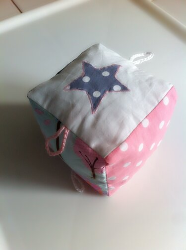 DIY Nähanleitung Rasselwürfel  in nur 10 Schritten inkl. Schnittmuster