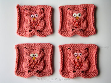 Vier gestrickte Probestücke mit Eulenmotiv, Zopfmuster und unterschiedlichen Knopfaugen