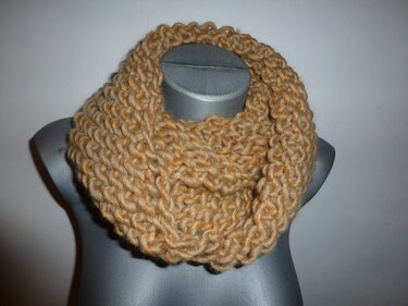 Beiger grob gestrickter Loop-Schal auf Schaufensterpuppe