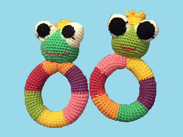 Zwei bunte gehäkelte Baby-Greifringe mit Froschkopf