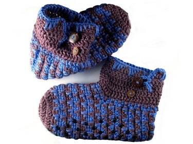 Gehäkelte Herren-Hausschuhe in Blau und Braun mit Holzknöpfen