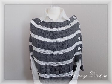 Grau-weißer gestreifter Strickponcho mit drei Schulterknöpfen auf Büste