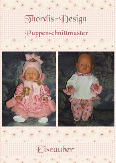 Zwei Puppen: links pinkes Winteroutfit mit Mantel, Mütze und Schal; rechts rosa-weißer Schlafanzug mit Bärchenmuster