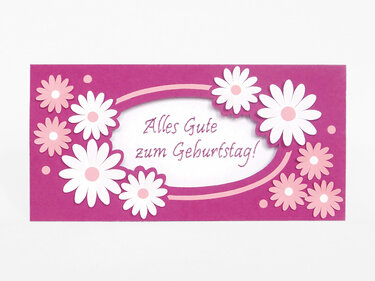 Rechteckige Bastelkarte in Rosa mit ausgestanzten Blüten und Schriftzug Alles Gute zum Geburtstag