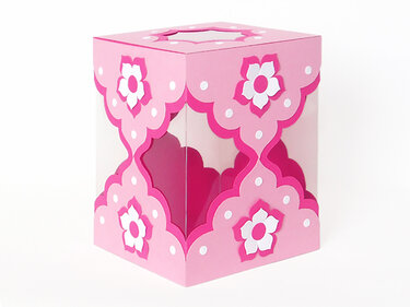 rosa quadratische Papier-Geschenkbox mit Blumenmotiven und transparentem Sichtfenster
