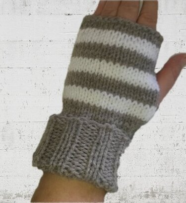 Gestrickter fingerloser Handschuh in Grau und Weiß mit Streifen und geripptem Bündchen an einer Hand.