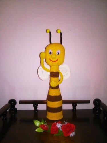 Gehäkelte gelb-braune Amigurumi-Biene mit weißen Flügeln