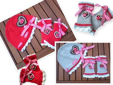 Gestrickte Babysets in Rot und Grau: Mütze und Fäustlinge oder Schühchen mit Herz‑Applikationen und karierten Schleifen.