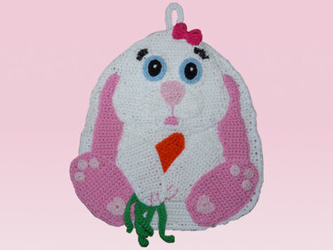 Gehäkelter Hasen-Topflappen in Weiß-Rosa mit Möhre und Schleife