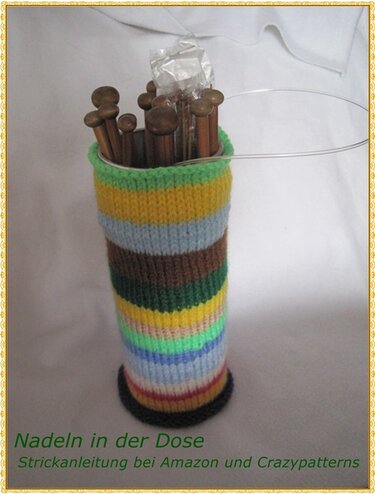 Bunter Stricknadelhalter mit gestricktem Überzug und Holzstricknadeln