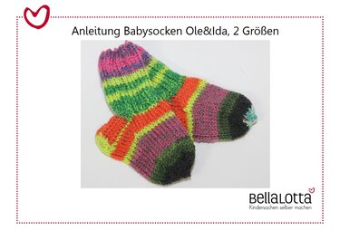 Bunte gestrickte Babysocken mit Streifen in Pink, Grün, Orange und Lila, kreuzweise auf weißem Hintergrund.