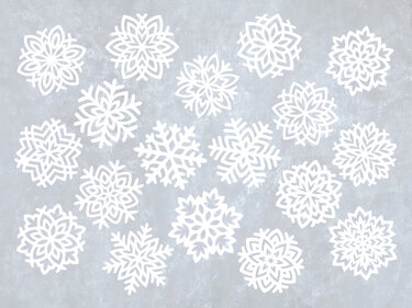 Weiße Schneeflocken in verschiedenen Formen auf hellblau‑grauem, texturiertem Hintergrund