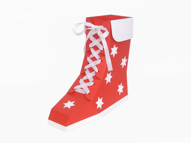 Roter Papierstiefel mit weißen Sternen und weißer Schnürung